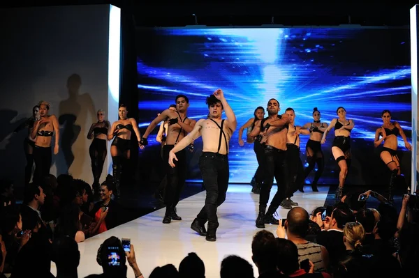 Los angeles - märz 12: moderne tänzer auf dem laufsteg während des project ethos fashion event im club avalon am märz 12, 2013 in los angeles, ca — Stockfoto