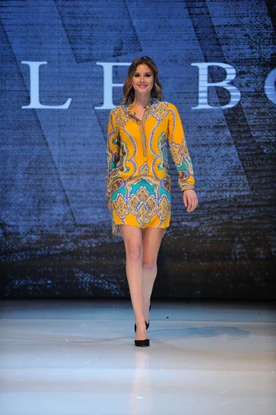 Los angeles - 12 Mart: model yürür pist halle bob Show'da proje ethos moda olay sırasında kulüp avalon üzerinde 12 Mart 2013 yılında los angeles, ca — Stok fotoğraf