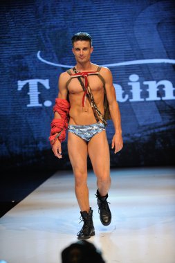 Los angeles - 12 Mart: Proje ethos moda olay sırasında traver yağmurlar Show'da model yürüyüş pist üzerinde 12 Mart 2013 yılında los angeles, avalon club ca