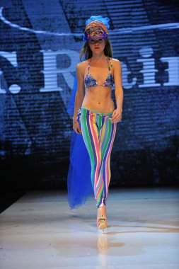 Los angeles - 12 Mart: Proje ethos moda olay sırasında traver yağmurlar Show'da model yürüyüş pist üzerinde 12 Mart 2013 yılında los angeles, avalon club ca