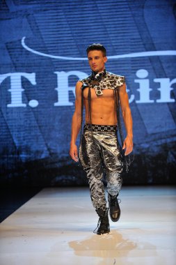 Los angeles - 12 Mart: Proje ethos moda olay sırasında traver yağmurlar Show'da model yürüyüş pist üzerinde 12 Mart 2013 yılında los angeles, avalon club ca