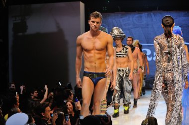 Los angeles - 12 Mart: model yürür pist traver yağmurlar Show'da proje ethos moda olay sırasında kulüp avalon üzerinde 12 Mart 2013 yılında los angeles, ca