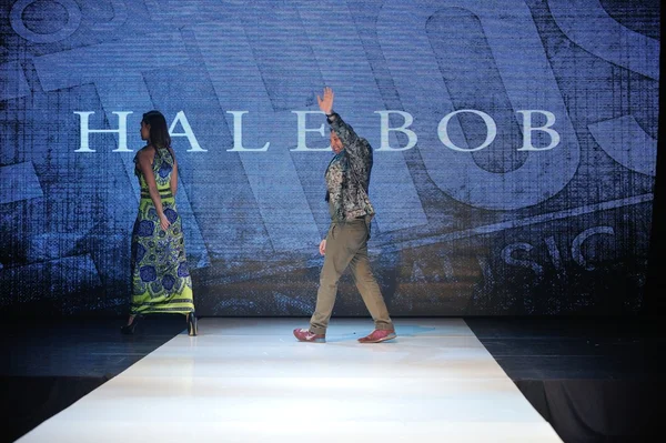 Los Angeles - 12 de março: Designer Halle Bob caminha pista no show Halle Bob durante o evento Project Ethos Fashion no clube Avalon em 12 de março de 2013 em Los Angeles, CA — Fotografia de Stock