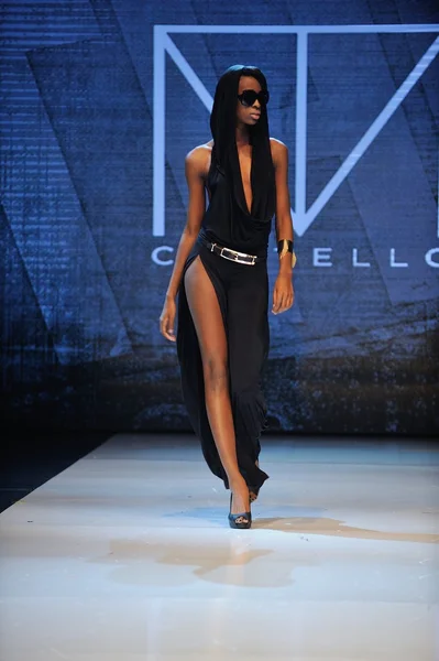 Los angeles - märz 12: model walks laufsteg bei michael costello show während project ethos fashion event im club avalon am märz 12, 2013 in los angeles, ca — Stockfoto