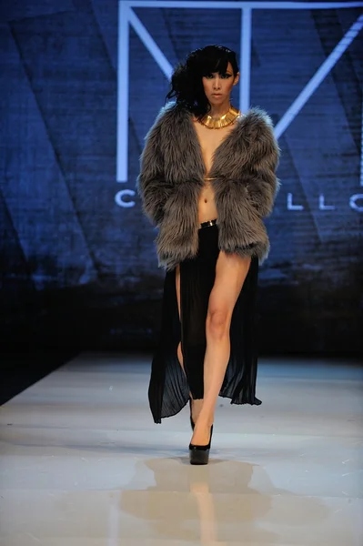 Los angeles - 12. března: model chodí dráha v michael costello show během projektu étos módní událost v klubu avalon na 12 března 2013 v los angeles, ca — Stock fotografie