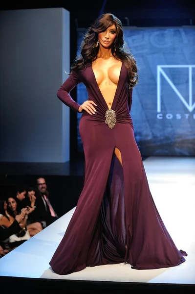 Los angeles - 12 Mart: bir model yürüyüş pist michael costello gösteri proje ethos moda olay sırasında kulüp avalon üzerinde 12 Mart 2013 yılında los angeles, ca — Stok fotoğraf