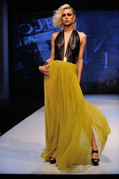 Лос-Анджелес - 12 марта: Взлетно-посадочная полоса модели на шоу Майкла Коэна во время мероприятия Project Ethos Fashion в клубе Avalon 12 марта 2013 года в Лос-Анджелесе, Калифорния
