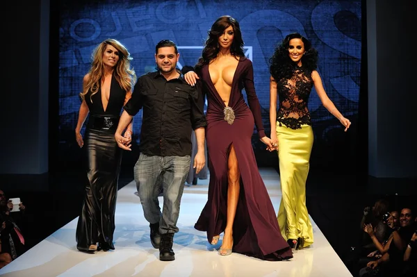 Los Angeles - 12 de marzo: El diseñador Michael Costello y las modelos caminan por la pasarela en el show de Michael Costello durante el evento Project Ethos Fashion en el club Avalon el 12 de marzo de 2013 en Los Angeles, CA — Foto de Stock