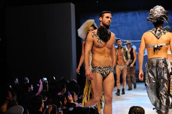 Los angeles - 12 Mart: model yürür pist traver yağmurlar Show'da proje ethos moda olay sırasında kulüp avalon üzerinde 12 Mart 2013 yılında los angeles, ca — Stok fotoğraf