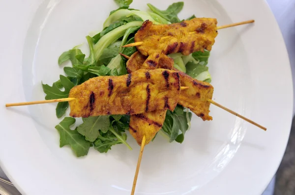 Délicieuses brochettes de poulet au curry asiatique — Photo