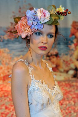 New york-14 Ekim: model teşkil claire pettibone Güz 2013 ny gelin moda haftası için gelin göstermek için pist üzerinde 14 Ekim 2012 tarihinde new york city, ny