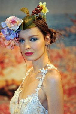 New york-14 Ekim: model teşkil claire pettibone Güz 2013 ny gelin moda haftası için gelin göstermek için pist üzerinde 14 Ekim 2012 tarihinde new york city, ny