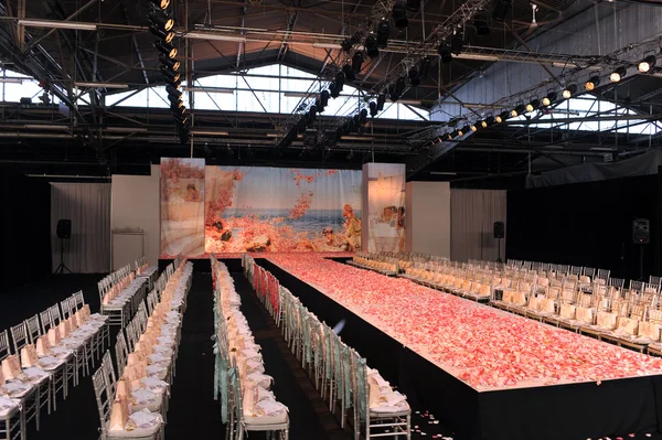 NEW YORK- OCTOBER 14: Empty runway for Claire Pettibone bridal show for Fall 2013 during NY Bridal Fashion Week on October 14, 2012 in New York City, NY — Stock Photo, Image