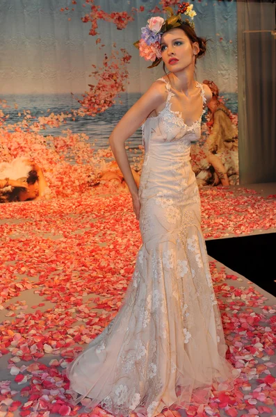 New york-14 oktober: modell poser på bana för claire pettibone bröllopsbutiker Visa för hösten 2013 under ny bridal fashion week den 14 oktober, 2012 i new York, ny — Stockfoto