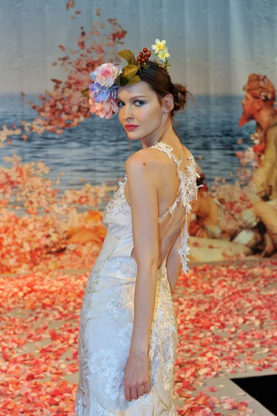 NEW YORK- OCTOBER 14: Model poses on runway for Claire Pettibone bridal show for Fall 2013 during NY Bridal Fashion Week on October 14, 2012 in New York City, NY — Stock Photo, Image
