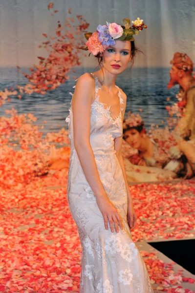 НЬЮ-ЙОРК - 14 ОКТЯБРЯ: Модель позирует на подиуме для свадебного шоу Клэр Петтибон осенью 2013 года во время Недели моды Нью-Йорка 14 октября 2012 года в Нью-Йорке, штат Нью-Йорк — стоковое фото