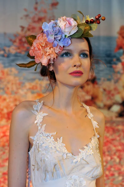 Nowy York- 14 października: stawia model na pasie startowym dla Claire PETTIBONE ślubny pokaz na jesień 2013 podczas tygodnia mody ślubnej ny w dniu 14 października 2012 w Nowym Jorku — Zdjęcie stockowe