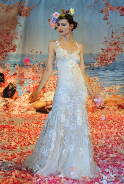 New york-október 14-én: modell kifutón claire pettibone menyasszonyi show őszi 2013-ny esküvői divat héten jelent október 14-én, 2012 new york City, ny — Stock Fotó