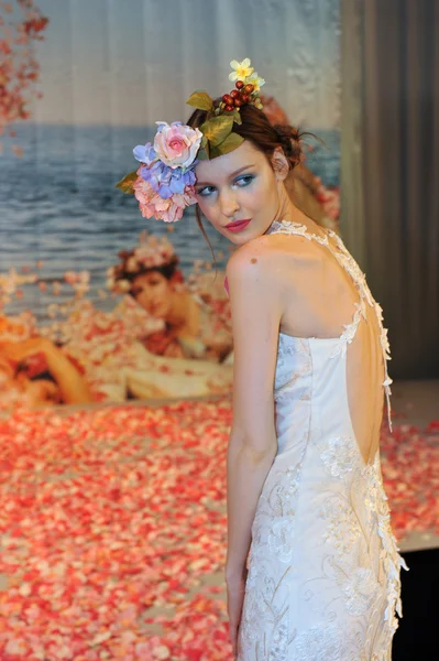Nowy York- 14 października: stawia model na pasie startowym dla Claire PETTIBONE ślubny pokaz na jesień 2013 podczas tygodnia mody ślubnej ny w dniu 14 października 2012 w Nowym Jorku — Zdjęcie stockowe