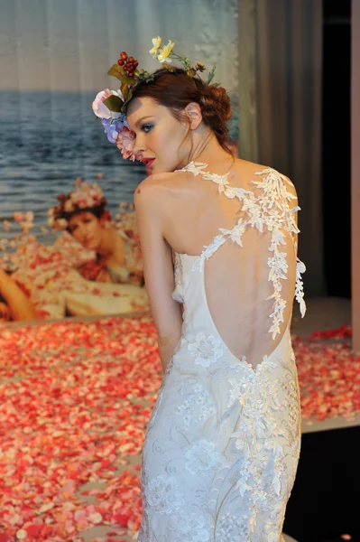 Nowy York- 14 października: stawia model na pasie startowym dla Claire PETTIBONE ślubny pokaz na jesień 2013 podczas tygodnia mody ślubnej ny w dniu 14 października 2012 w Nowym Jorku — Zdjęcie stockowe