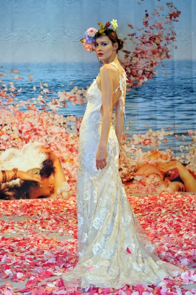 New york-14 oktober: model vormt op de baan voor claire pettibone bruids show voor val 2013 tijdens de ny bridal fashionweek op 14 oktober 2012 in new york city, ny — Stockfoto