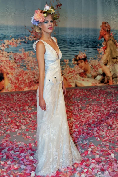NEW YORK- 14 OCTOBRE : Un mannequin pose sur la piste pour le défilé nuptial Claire Pettibone pour l'automne 2013 lors de la NY Bridal Fashion Week le 14 octobre 2012 à New York, NY — Photo