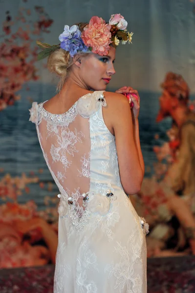 New york-14 oktober: model vormt op de baan voor claire pettibone bruids show voor val 2013 tijdens de ny bridal fashionweek op 14 oktober 2012 in new york city, ny — Stockfoto