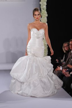 New york-13 Ekim: model yürür pist couture grup göstermek için düğüm dergisi tarafından ny Gelin Moda Haftası sırasında 2013 Güz için hilton otel 13 Ekim 2012 new york city, ny