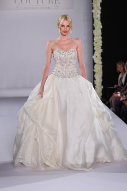 New york-13 Ekim: model yürür pist couture grup göstermek için düğüm dergisi tarafından ny Gelin Moda Haftası sırasında 2013 Güz için hilton otel 13 Ekim 2012 new york city, ny