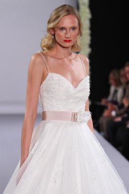 New york-13 Ekim: model yürür pist couture grup göstermek için düğüm dergisi tarafından ny Gelin Moda Haftası sırasında 2013 Güz için hilton otel 13 Ekim 2012 new york city, ny