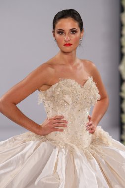 New york-13 Ekim: model yürür pist couture grup göstermek için düğüm dergisi tarafından ny Gelin Moda Haftası sırasında 2013 Güz için hilton otel 13 Ekim 2012 new york city, ny