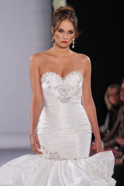 New york-13 Ekim: model yürür pist couture grup göstermek için düğüm dergisi tarafından ny Gelin Moda Haftası sırasında 2013 Güz için hilton otel 13 Ekim 2012 new york city, ny