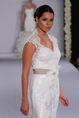 New york-13 Ekim: model yürür pist couture grup göstermek için düğüm dergisi tarafından ny Gelin Moda Haftası sırasında 2013 Güz için hilton otel 13 Ekim 2012 new york city, ny