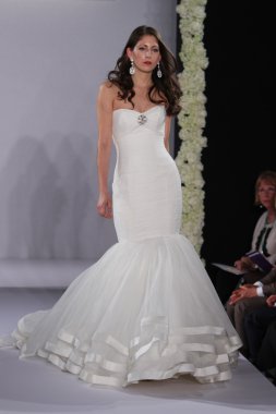 New york-13 Ekim: model yürür pist couture grup göstermek için düğüm dergisi tarafından ny Gelin Moda Haftası sırasında 2013 Güz için hilton otel 13 Ekim 2012 new york city, ny