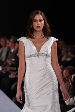 New york-13 Ekim: model yürür pist couture grup göstermek için düğüm dergisi tarafından ny Gelin Moda Haftası sırasında 2013 Güz için hilton otel 13 Ekim 2012 new york city, ny