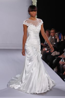 New york-13 Ekim: model yürür pist couture grup göstermek için düğüm dergisi tarafından ny Gelin Moda Haftası sırasında 2013 Güz için hilton otel 13 Ekim 2012 new york city, ny