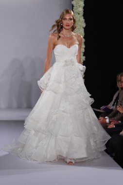 New york-13 Ekim: model yürür pist couture grup göstermek için düğüm dergisi tarafından ny Gelin Moda Haftası sırasında 2013 Güz için hilton otel 13 Ekim 2012 new york city, ny