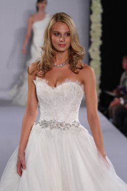 New york-13 Ekim: model yürür pist couture grup göstermek için düğüm dergisi tarafından ny Gelin Moda Haftası sırasında 2013 Güz için hilton otel 13 Ekim 2012 new york city, ny
