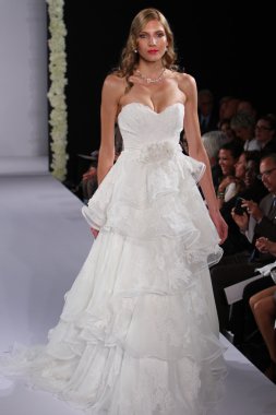 New york-13 Ekim: model yürür pist couture grup göstermek için düğüm dergisi tarafından ny Gelin Moda Haftası sırasında 2013 Güz için hilton otel 13 Ekim 2012 new york city, ny
