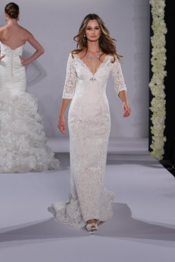 New york-13 Ekim: model yürür pist couture grup göstermek için düğüm dergisi tarafından ny Gelin Moda Haftası sırasında 2013 Güz için hilton otel 13 Ekim 2012 new york city, ny
