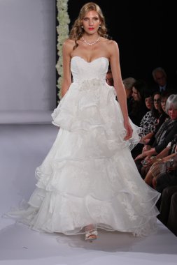 New york-13 Ekim: model yürür pist couture grup göstermek için düğüm dergisi tarafından ny Gelin Moda Haftası sırasında 2013 Güz için hilton otel 13 Ekim 2012 new york city, ny