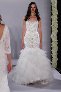 New york-13 Ekim: model yürür pist couture grup göstermek için düğüm dergisi tarafından ny Gelin Moda Haftası sırasında 2013 Güz için hilton otel 13 Ekim 2012 new york city, ny