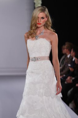 New york-13 Ekim: model yürür pist couture grup göstermek için düğüm dergisi tarafından ny Gelin Moda Haftası sırasında 2013 Güz için hilton otel 13 Ekim 2012 new york city, ny
