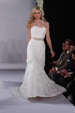 New york-13 Ekim: model yürür pist couture grup göstermek için düğüm dergisi tarafından ny Gelin Moda Haftası sırasında 2013 Güz için hilton otel 13 Ekim 2012 new york city, ny