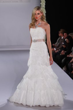 New york-13 Ekim: model yürür pist couture grup göstermek için düğüm dergisi tarafından ny Gelin Moda Haftası sırasında 2013 Güz için hilton otel 13 Ekim 2012 new york city, ny