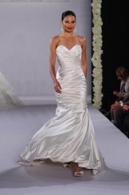 New york-13 Ekim: model yürür pist couture grup göstermek için düğüm dergisi tarafından ny Gelin Moda Haftası sırasında 2013 Güz için hilton otel 13 Ekim 2012 new york city, ny