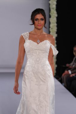 New york-13 Ekim: model yürür pist couture grup göstermek için düğüm dergisi tarafından ny Gelin Moda Haftası sırasında 2013 Güz için hilton otel 13 Ekim 2012 new york city, ny