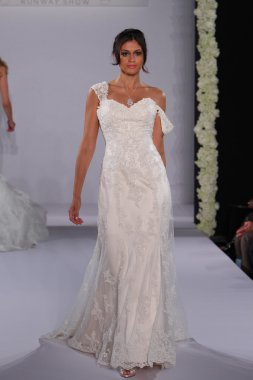 New york-13 Ekim: model yürür pist couture grup göstermek için düğüm dergisi tarafından ny Gelin Moda Haftası sırasında 2013 Güz için hilton otel 13 Ekim 2012 new york city, ny