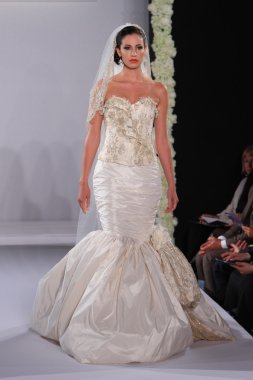 New york-13 Ekim: model yürür pist couture grup göstermek için düğüm dergisi tarafından ny Gelin Moda Haftası sırasında 2013 Güz için hilton otel 13 Ekim 2012 new york city, ny