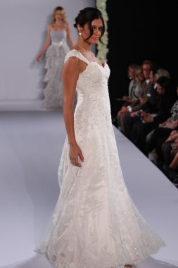 New york-13 Ekim: model yürür pist couture grup göstermek için düğüm dergisi tarafından ny Gelin Moda Haftası sırasında 2013 Güz için hilton otel 13 Ekim 2012 new york city, ny